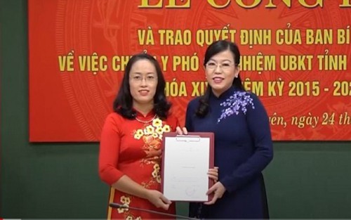 Bí thư Tỉnh ủy Thái Nguyên Nguyễn Thanh Hải trao Quyết định của Ban Bí thư cho bà Tống Thị Tâm.