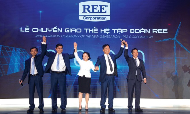 Đội ngũ lãnh đạo kế cận trẻ trung, năng động, là thế hệ bước vào nền tảng công nghệ mới được Chủ tịch Nguyễn Thị Mai Thanh (đứng giữa) kỳ vọng sẽ giúp REE phát triển cả về chiều rộng lẫn chiều sâu.