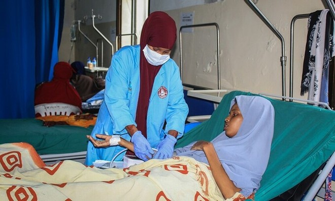 Y tá chăm sóc bệnh nhân Covid-19 ở Somalia ngày 29/7. Ảnh: AFP.