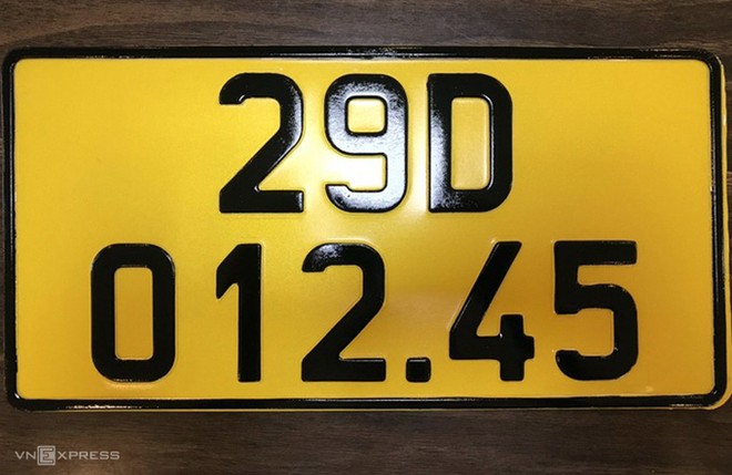 Mẫu biển màu vàng cho xe đăng ký kinh doanh từ ngày 1/8. Ảnh: Cục CSGT cung cấp.