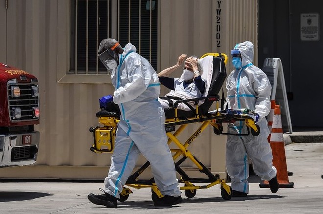 Nhân viên y tế di chuyển bệnh nhân Covid-19 tại Miami, Mỹ ngày 30/7. Ảnh: AFP.