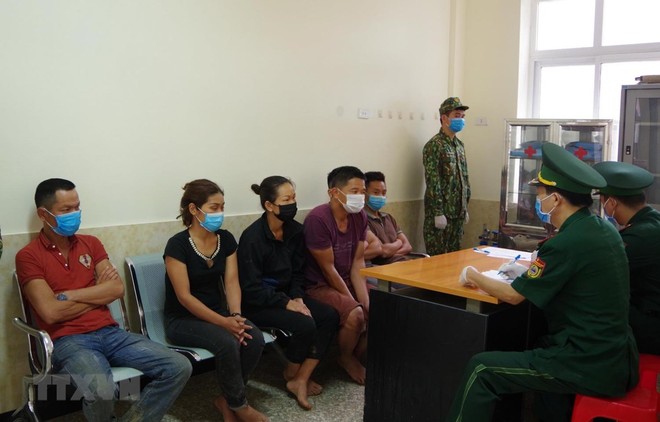 Cán bộ Biên phòng cửa khẩu Tân Thanh, Lạng Sơn lấy lời khai các đối tượng nhập cảnh trái phép ngày 1/8. 