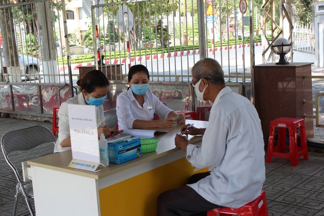 Gộp chi trả lương hưu, trợ cấp bảo hiểm xã hội tháng 8 và 9 tại một số tỉnh miền Trung, Tây Nguyên