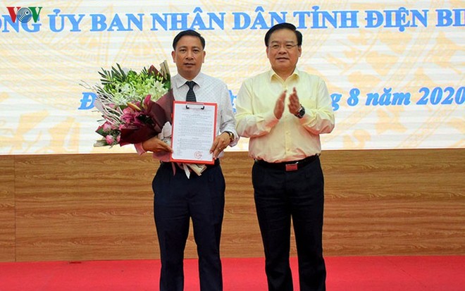 Ông Lê Thanh Bình (bên trái) giữ chức vụ Chánh Văn phòng Ủy ban Nhân dân tỉnh Điện Biên kể từ ngày 1/8/2020.