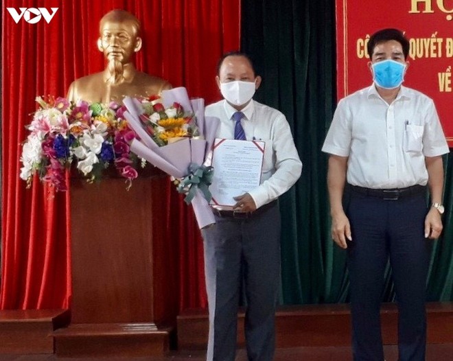 Ông Vũ Văn Thẩm nhận Quyết định làm Bí thư Huyện ủy Phú Ninh.