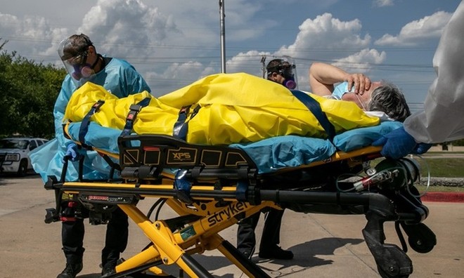 Nhân viên y tế di chuyển cụ bà có triệu chứng nhiễm Covid-19 khỏi viện dưỡng lão ở bang Texas, Mỹ, hôm 3/8. Ảnh: AFP.