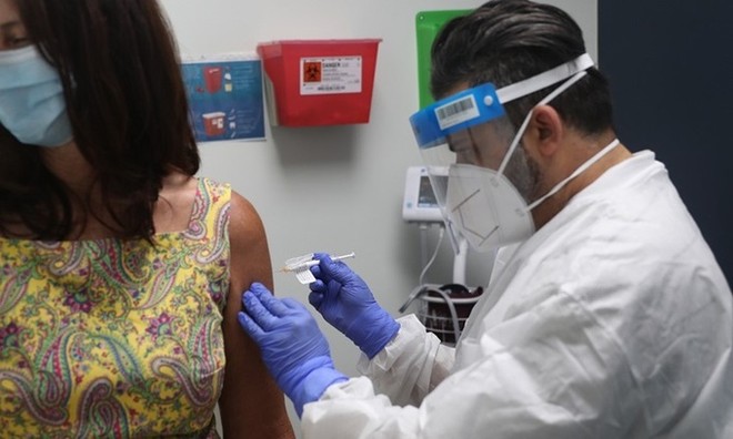 Một phụ nữ được tiêm thử nghiệm vaccine Covid-19 tại trung tâm nghiên cứu ở bang Florida, Mỹ hôm 7/8. Ảnh: AFP.