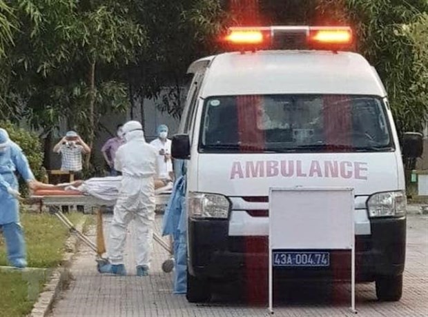 Bệnh viện Trung ương Huế tiếp nhận hai bệnh nhân nhiễm COVID-19 từ Đà Nẵng. (Ảnh minh họa: TTXVN phát).