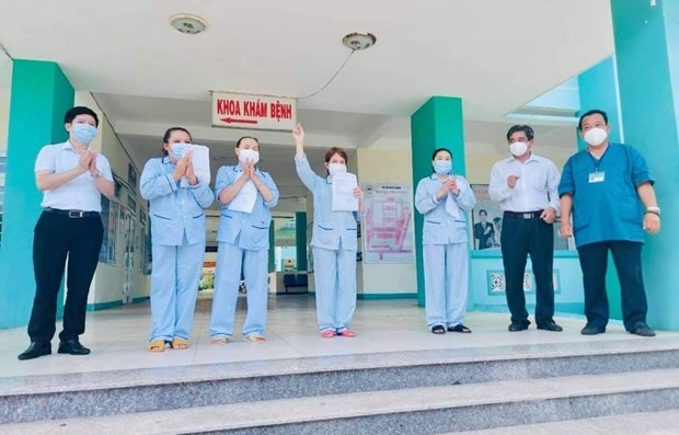Các bệnh nhân được công bố khỏi bệnh. (Ảnh: PV/Vietnam+).