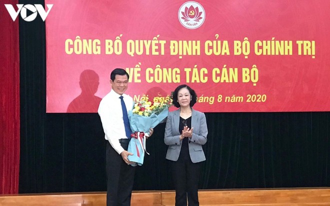 Bà Trương Thị Mai trao quyết định và tặng hoa chúc mừng ông Nguyễn Hồng Lĩnh.