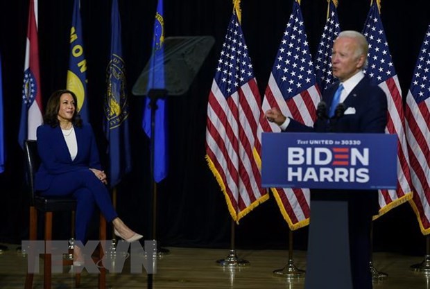 Ứng viên Tổng thống Mỹ của đảng Dân chủ Joe Biden (phải) và đối tác liên danh tranh cử, Thượng nghị sĩ Kamala Harris trong chiến dịch vận động bầu cử Tổng thống ở Wilmington, bang Delaware, ngày 12/8/2020. (Ảnh: AFP/TTXVN).