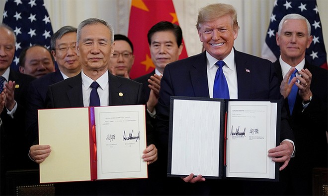 Phó thủ tướng Trung Quốc Lưu Hạc (hàng đâu, bên trái) và Tổng thống Mỹ Donald Trump (hàng đầu, bên phải) sau khi ký thỏa thuận thương mại giai đoạn một, ngày 15/1. Ảnh: Reuters.