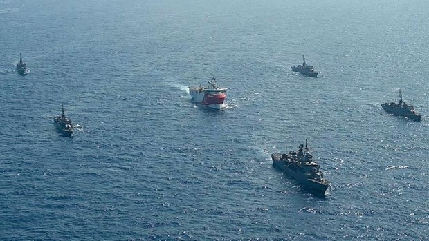 Tàu khảo sát Oruc Reis được các tàu hải quân Thổ Nhĩ Kỳ hộ tống. (Nguồn: AFP).