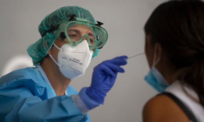 Nhân viên y tế lấy mẫu xét nghiệm của người dân ở thành phố Azpeitia, Tây Ban Nha, hôm 15/8. Ảnh: AFP.