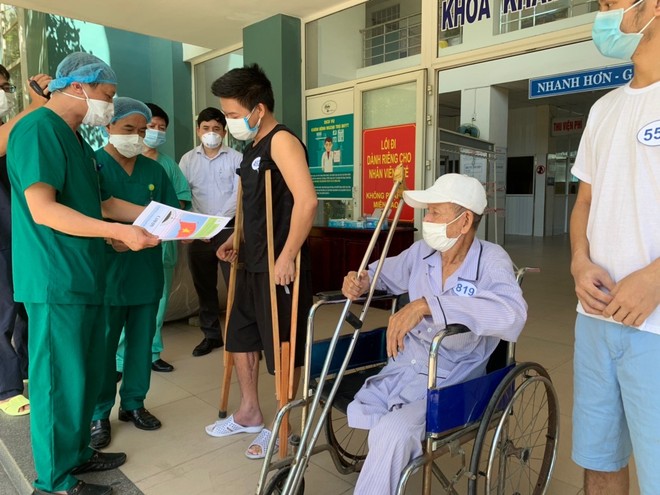 Các bệnh nhân nhận giấy ra viện tại Bệnh viện dã chiến Hoà Vang. Ảnh: VGP.