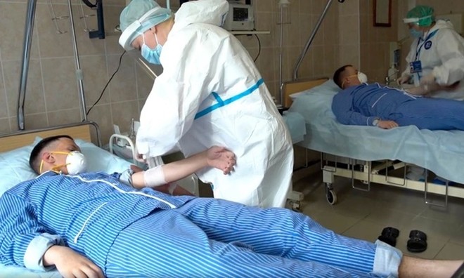 Nhân viên y tế chuẩn bị lấy máu từ người tình nguyện tham gia chương trình thử nghiệm vaccine của Nga hồi giữa tháng 7. Ảnh: Russian Defense Ministry.