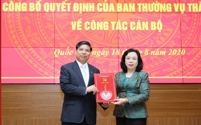 Phó Bí thư Thường trực Thành ủy Ngô Thị Thanh Hằng trao Quyết định cho ông Đỗ Huy Chiến.