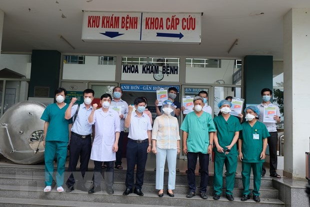 Ngày 18/8, Bệnh viện dã chiến Hòa Vang (thành phố Đà Nẵng) đã công bố 23 bệnh nhân mắc COVID-19 khỏi bệnh, trong đó có 4 bệnh nhân mắc COVID-19 đang chạy thận nhân tạo. (Ảnh: TTXVN).