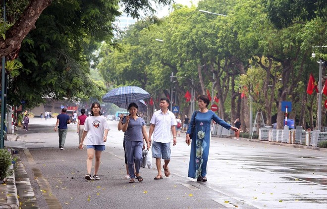 Nhiều người dân Thủ đô không đeo khẩu trang tại phố đi bộ hồ Hoàn Kiếm (ảnh chụp trưa 1/8).