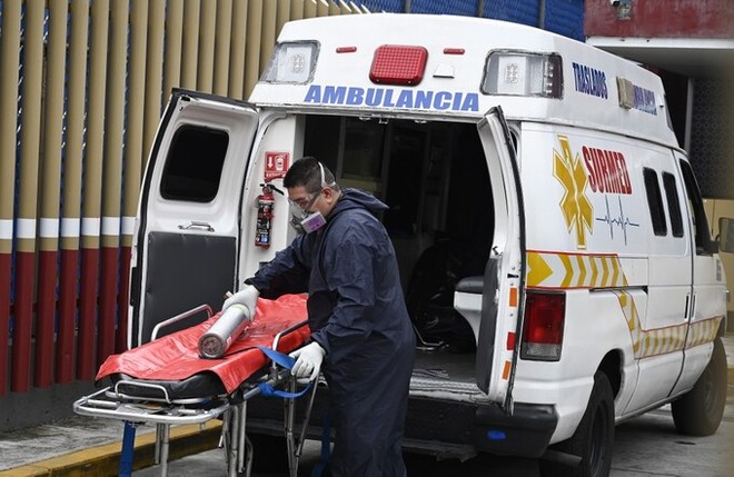 Nhân viên y tế chuẩn bị di chuyển người nhiễm nCoV ở Mexico hôm 20/8. Ảnh: AFP.