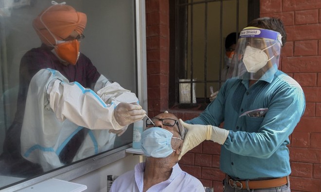 Nhân viên y tế lấy mẫu xét nghiệm từ người dân ở thành phố Amritsar, Ấn Độ, hôm 24/8. Ảnh: AFP.