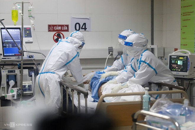 Nhân viên y tế chăm sóc cho bệnh nhân trong phòng Hồi sức Bệnh viện Dã chiến Hòa Vang, chiều 22/8.