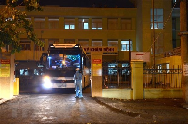 Bộ Tư lệnh Quân khu 5 tiến hành phun hóa chất tiêu độc khử trùng khu vực cổng bệnh viện Đà Nẵng. (Ảnh: Quốc Dũng/TTXVN).