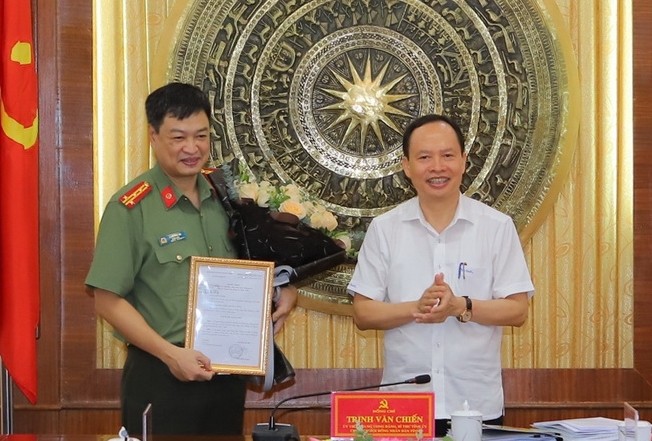 Đồng chí Trịnh Văn Chiến trao quyết định và chúc mừng đồng chí Trần Phú Hà.