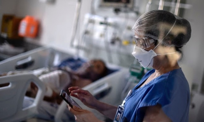 Nhân viên y tế theo dõi một bệnh nhân trong phòng chăm sóc đặc biệt ở Minas Gerais, Brazil, hôm 1/6. Ảnh: AFP.