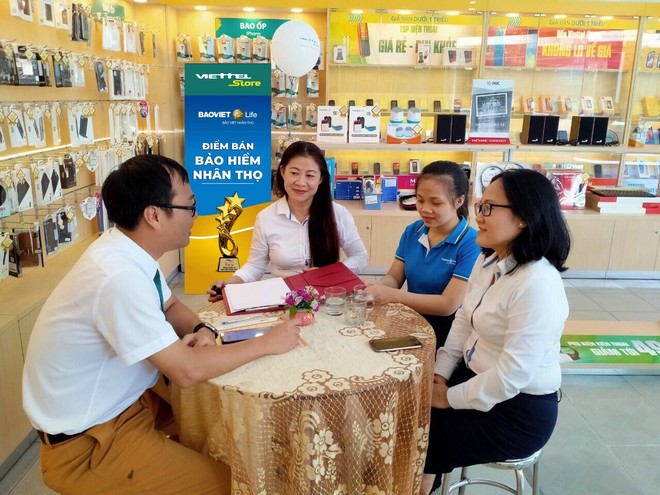 Tư vấn sản phẩm của Bảo Việt Nhân thọ tại điểm giao dịch của Viettel.