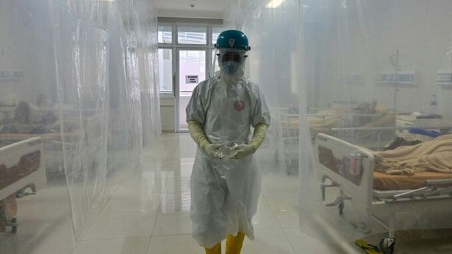 Y tá làm việc tại khu chuyên chăm sóc bệnh nhân Covid-19 trong bệnh viện ở Tây Java, Indonesia ngày 3/9. Ảnh: AFP.