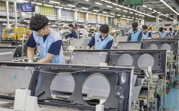 Công nhân làm việc tại một nhà máy của Samsung. (Nguồn: Samsung Electronics).