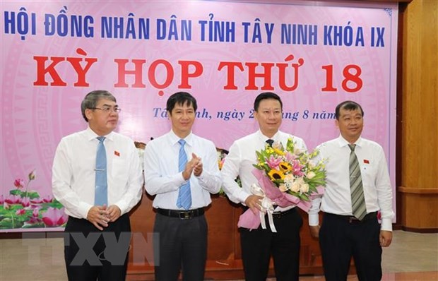 Ông Nguyễn Thanh Ngọc (người cầm hoa) được bầu giữ chức Chủ tịch UBND tỉnh Tây Ninh, nhiệm kỳ 2016-2020. (Ảnh: Lê Đức Hoảnh/TTXVN).