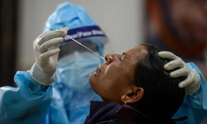 Nhân viên y tế lấy mẫu xét nghiệm cho người dân thành phố Siliguri, Ấn Độ, hôm 9/9. Ảnh: AFP.