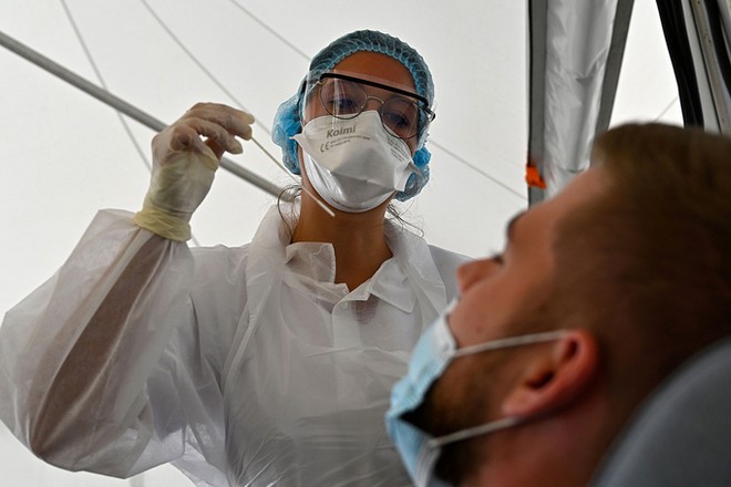 Nhân viên y tế lấy mẫu bệnh phẩm tại Rennes, tây Pháp ngày 7/9. Ảnh: AFP.