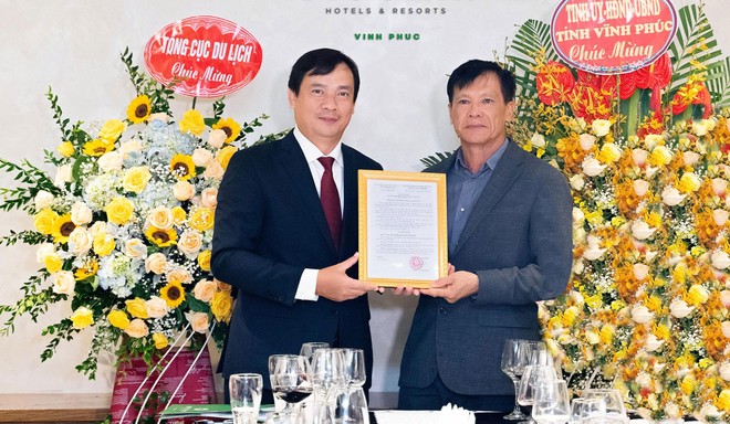 Ông Nguyễn Trùng Khánh, Tổng cục trưởng Tổng cục Du lịch trao giấy chứng nhận 5 sao cho khách sạn DIC Star Vĩnh Phúc.