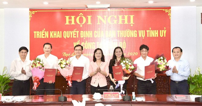 Phó Bí thư Thường trực Tỉnh ủy, Chủ tịch HĐND tỉnh Bạc Liêu Lê Thị Ái Nam trao các quyết định và chúc mừng 4 cán bộ.