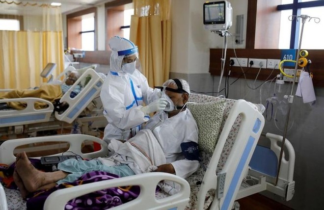 Nhân viên y tế chăm sóc bệnh nhân ở ngoại ô New Delhi, Ấn Độ ngày 15/9. Ảnh: Reuters.
