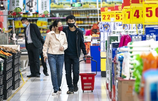 Người dân Trung Quốc mua sắm trong siêu thị. Ảnh: Tân Hoa xã.
