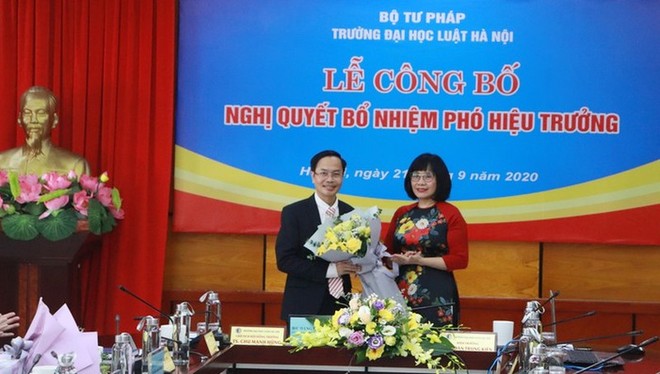 Thứ trưởng Bộ Tư pháp Đặng Hoàng Oanh chúc mừng tân Phó Hiệu trưởng Đại học Luật Lê Đình Nghị.