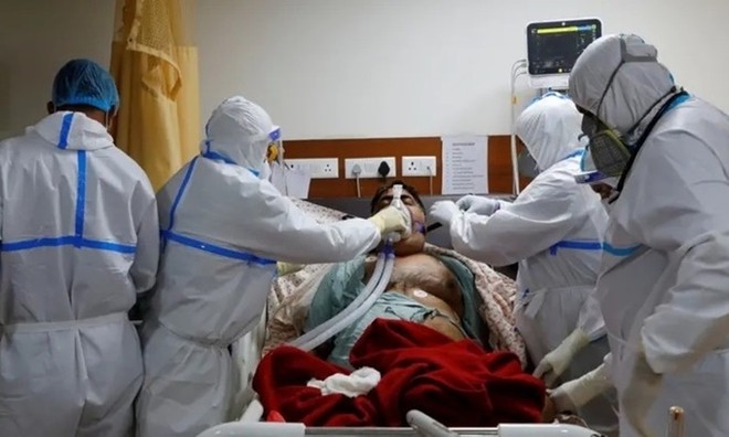 Nhân viên y tế chăm sóc cho một bệnh nhân nhiễm nCoV tại bệnh viện ở ngoại ô thủ đô New Delhi, Ấn Độ, ngày 15/9. Ảnh: Reuters.