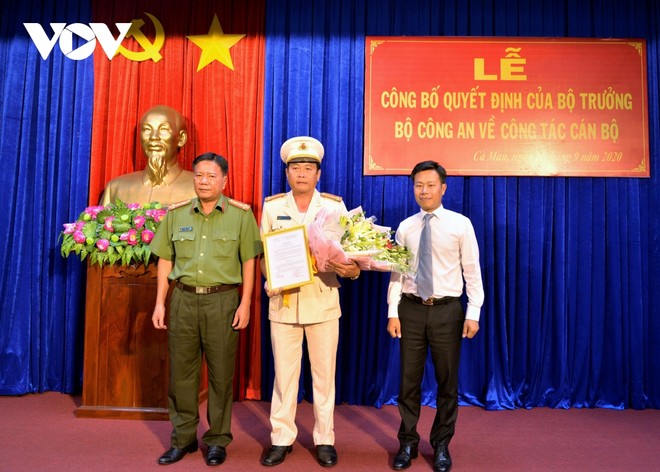 Thượng tá Hồ Việt Triều (giữa) được bổ nhiệm làm Phó Giám đốc Công an tỉnh Cà Mau.
