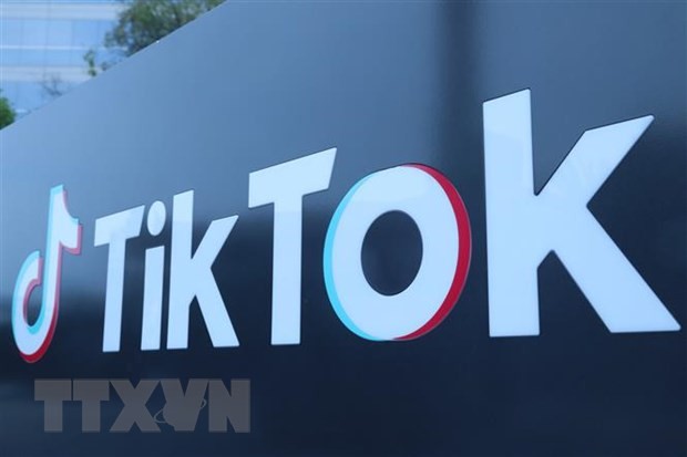 Biểu tượng TikTok bên ngoài văn phòng tại thành phố Culver, bang California, Mỹ. (Ảnh: THX/TTXVN).