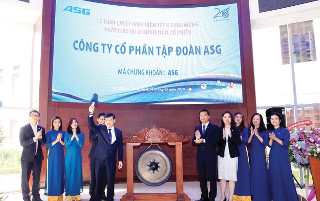 Ông Dương Đức Tính, Chủ tịch HĐQT ASG đánh cồng khai trương phiên giao dịch đầu tiên trên HOSE.