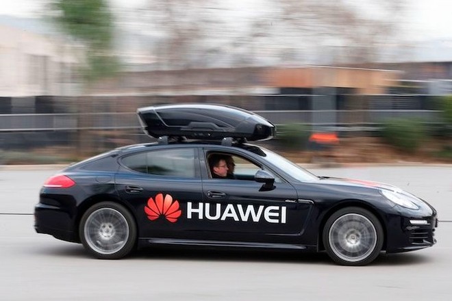 Một chiếc Porsche Panamera điều khiển bởi Huawei Mate 10 Pro tại Mobile World Congress 2018 ở Barcelona, Tây Ban Nha. Ảnh: Caixin.