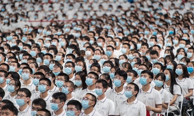 Sinh viên năm nhất đeo khẩu trang trong lễ khai giảng tại Đại học Vũ Hán ở Vũ Hán, tỉnh Hồ Bắc, Trung Quốc hôm 26/9. Ảnh: AFP.