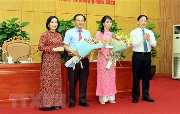 Lãnh đạo Hội đồng Nhân dân tặng hoa hai tân Phó Chủ tịch Ủy ban Nhân dân tỉnh. (Ảnh: Thái Thuần/TTXVN).