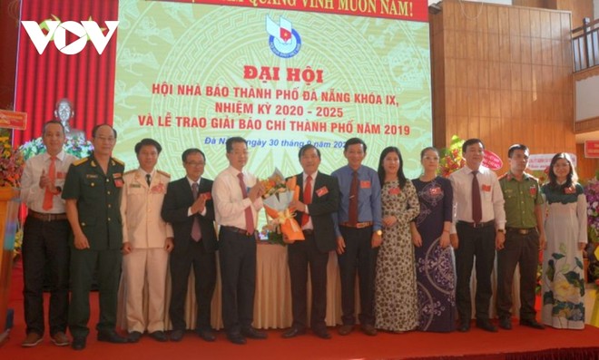 Ông Nguyễn Đức Nam (cầm hoa đứng giữa) được bầu làm Chủ tịch Hội Nhà báo TP Đà Nẵng nhiệm kỳ 2020-2025.
