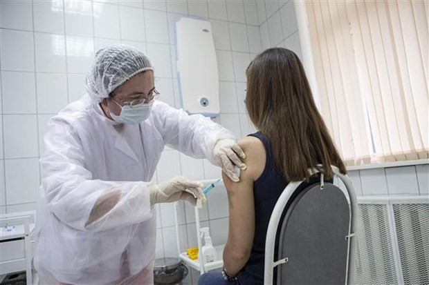Nhân viên y tế tiêm thử nghiệm vắcxin Sputnik V phòng COVID-19 trên tình nguyện viện tại Moskva, Nga, ngày 15/9/2020. (Ảnh: THX/ TTXVN).