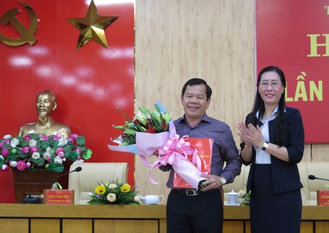 Bà Bùi Thị Quỳnh Vân, Bí thư Tỉnh ủy Quảng Ngãi trao Quyết định của Ban Bí thư Trung ương Đảng chuẩn y Phó Bí thư Tỉnh ủy Quảng Ngãi đối với ông Đặng Văn Minh.